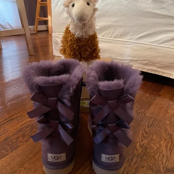 Ugg Bailey Bow II 7 Short Like New - Picture 2 of 5